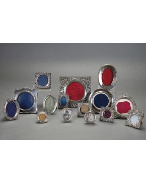 1142-Conjunto de 15 marcos antiguos para fotos en formas ovales y circulares en su mayoría en plata inglesa. 