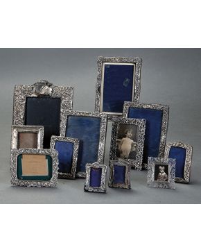 1123-Conjunto de 12 marcos rectangulares antiguos en su mayoría en plata inglesa punzonada. de diferentes tamaños y decoraciones. Cuatro de ellos parejas. 