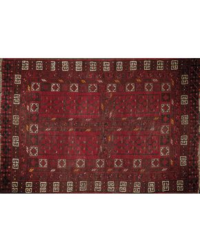 1094-Alfombra persa en lana con decoración geométrica sobre campo granate.