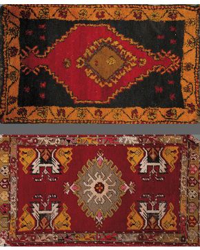 1162-Dos pequeños kilim en lana. Con motivos esquemáticos en naranja. amarillo. rojo y negro.