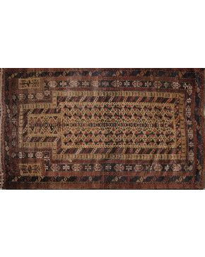1146-Alfombra persa en lana con motivos esquemáticos sobre campo marrón.