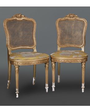 751-Pareja de sillas estilo Luis XVI en madera tallada y dorada con copete de copa con flores. Respaldo de rejilla y bella tapicería con flores en seda am