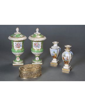 1252-Lote de dos candeleros en porcelana tipo Viejo París.