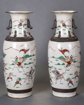 476-Pareja de jarrones chinos en porcelana esmaltada con decoración de guerreros. s. XX.