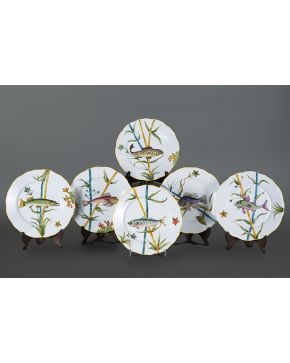 643-Decorativa vajilla en porcelana de Limoges con decoración pintada a mano de peces. filo en amarillo. Se compone de 6 platos llanos. Marcas en la base: