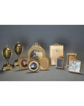 604-Lote de cuatro marcos ovales y circulares estilo Luis XVI en bronce dorado con copete de lazo y laureada.