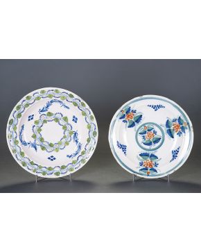 843-Lote de dos platos en cerámica de Manises. s. XIX.