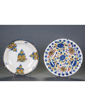 875-Lote de dos platos en cerámica levantina. uno de ellos Manises. firmado. V.M.D. Vicente Martínez Díez. nacido en Sevilla en 1838 y documentado como fa