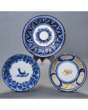 863-Lote de tres platos en cerámica levantina. dos de ellos Manises firmados V.V. y V.M.D. Vicente Martínez Díez. nacido en Sevilla en 1838 y documentado 