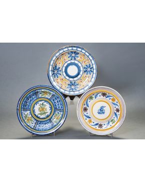 867-Lote de tres platos en cerámica de Manises. s. XIX.