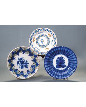 871-Lote de tres platos en cerámica de Manises. s. XIX.