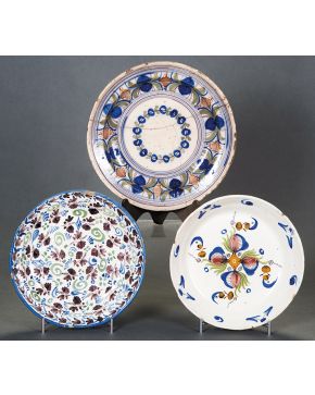 839-Lote de tres platos en cerámica de Manises. s. XIX.
