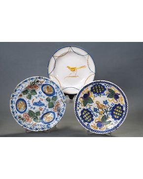873-Lote de tres platos en cerámica de Manises. s. XIX.