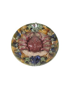 9-Plato de engaño con centollo en cerámica vidriada de Caldas da Reinha. Portugal. siguiendo modelos de Bernard Palissy