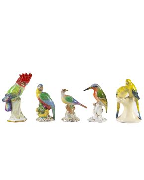 34-Lote de cinco aves en cerámica y porcelana. dos de ellas con marcas de Vista Alegre (Portugal). Algunas cosolidaciones y pequeñas faltas.