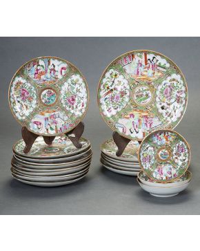 478-Lote de platos en porcelana china de Cantón. Familia Rosa. finales s. XIX. Se compone de: 6 platos llanos. 10 platos de postre o merienda y 3 platitos