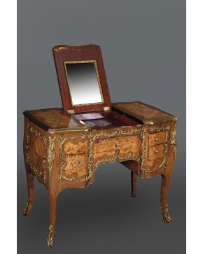 710-Importante mueble tocador Luis XV en madera tallada con bello trabajo de marquetería de palosanto y palorrosa y aplicaciones en bronce dorado. Francia