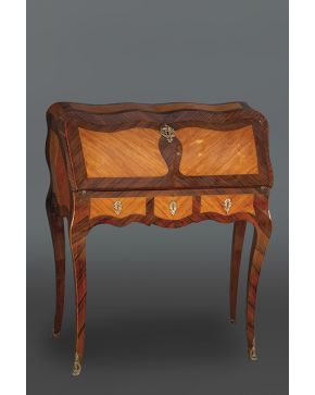 728-Elegante escritorio de dama Luis XV. Francia. s. XVIII. 