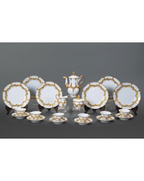 667-Elegante juego de merienda para seis servicios en porcelana de Meissen con elegante decoración en dorado. Con marcas. Se compone de: 6 tazas y 6 plato
