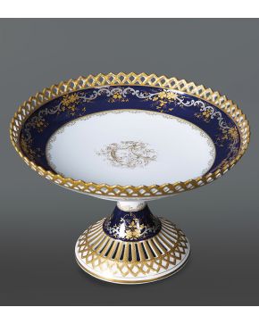 652-Frutero en porcelana centroeuropea en blanco y azul cobalto con detalles en dorado. Pie y alero calados.