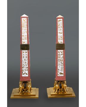 682-Decorativa pareja de obeliscos. Francia. II Imperio.