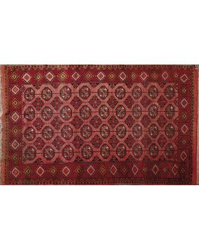 1054-Alfombra persa en lana. Decoración geométrica en colores rojos y granates.