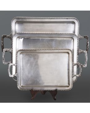 1092-Juego de tres bandejas rectangulares en degradé en plata española punzonada. c. 1940.