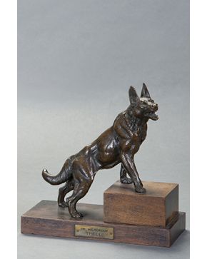 1197-Wolfdog en bronce pavonado. Sobre peana de madera.