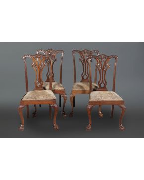 527-Juego de ocho sillas estilo Chippendale en madera tallada con respaldo calado.