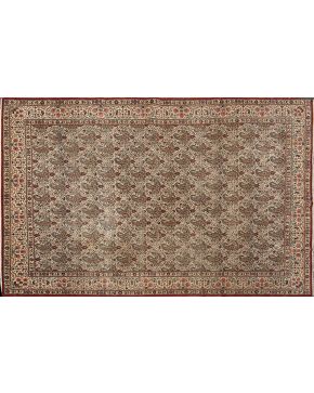 472-Antigua alfombra persa VARAMIN. anudada a mano en lana sobre lana (densidad 360.000 nudos/m2). Campo principal cubierto de botehs y motivos florales. 