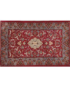 545-Alfombra persa ISFAHAN en lana anudada  a mano. Colores naturales obtenidos a partir de tintes vegetales. Fondo de color rojo decorado con motivos flo