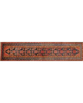 1074-Impresionante alfombra caucásica KARABAGH. en lana anudada a mano. Circa 1900. Medidas: 436x110 cm..  