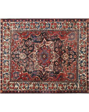 573-Antigua alfombra persa tribal BAKHTIAR. en lana. anudada a mano. Región de los montes Zagros. en Irán. Hacia el año 1900. Estas alfombras  Bakhtiar. a