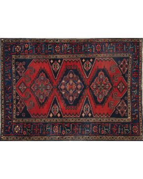 556-Antigua alfombra persa WISS. en lana anudada a mano. Colores naturales a partir de tintes vegetales. entre los que predomina el rojo oscuro. azules. y