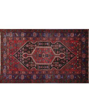 540-Antigua alfombra persa HAMADAN anudada a mano. Medallón central hexagonal en campo principal. Decoración a base de abundantes motivos simbólicos. Colo