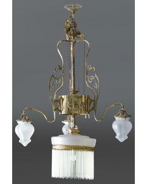 617-Lámpara de techo. c. 1930 en metal dorado con detalles en cristal.