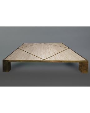 623-Moderna mesa de centro de Paco Terán en mármol Travertino y metal dorado. A juego con lotes 