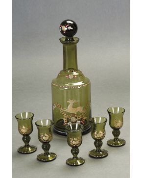 578-Antiguo juego de licorera y 5 copitas en vidrio verde pintado a mano con ciervo y flores. 