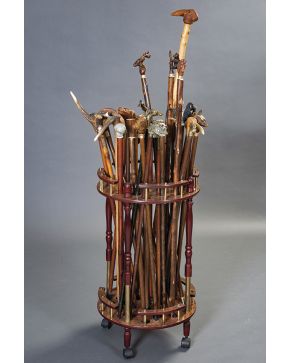 1185-Gran colección de 37 bastones con empuñaduras en diferentes materiales: hueso. plateado. asta. bronce. metal... Originales formas de animales y cabeza