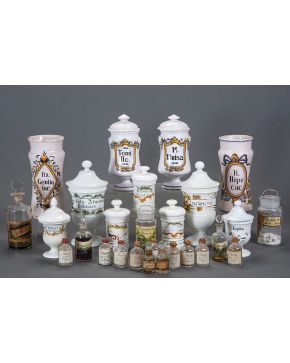 1209-Lote de 27 recipientes en cerámica. porcelana y cristal: Albarelos en cerámica de Talavera. botes con tapa de principios del s. XX pintados a mano y p