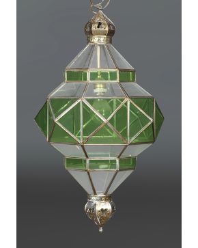 3034-Lámpara farol en cristal verde y en su color y metal dorado. Formas geométricas.