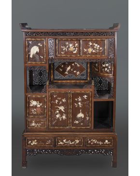 481-Bello mueble oriental en madera tallada. con decoraciones de nácar. hueso y bronce.