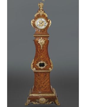 754-Gran reloj de antesala estilo Luis XV en madera tallada con decoración de marquetería de maderas frutales y teñidas formando ramos de flores. Aplicaci