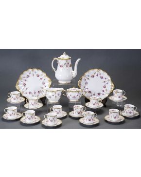 621-Elegante juego de café en porcelana inglesa con marcas Royal Crown Derby-Royal Antoniette para 12 servicios con cafetera. azucarero. jarrita y dos p