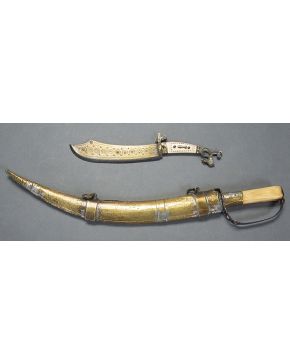 1224-Lote de dos armas: puñal y daga en su vaina. Mangos en hueso.