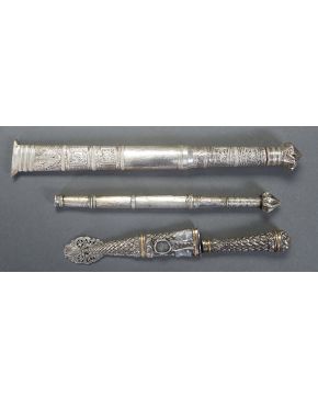 1225-Lote de 3 cuchillos con vainas en plata: dos hindúes y uno argentino en plata 800. 
