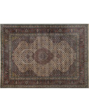 528-Importante alfombra persa FERAHAN en lana con campo beige y cenefa y rosetón central en color marrón. Con abigarrada decoración vegetal esquemática.