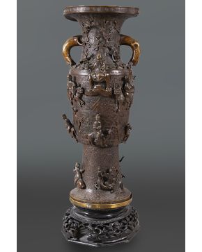 501-Gran jarrón oriental en bronce pavonado. China s. XIX.