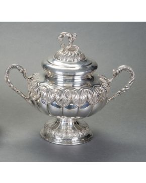 567-Gran copa con tapa en plata española punzonada.
