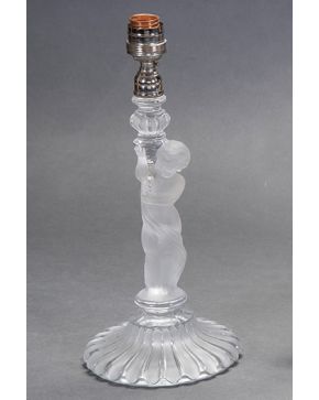1059-Lámpara de sobremesa en cristal Baccarat. Fuste de amorcillo tenante. Cristal transparente y al ácido. Con marcas.